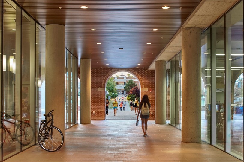 At the University of Mary Washington, the primary pedestrian path slices right through the Convergence Center, revealing not only student activity, but also hallmark teaming and technology amenities.